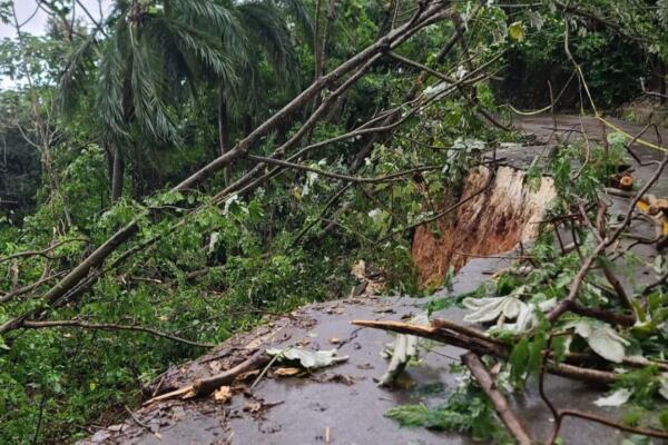 Foto del derrumbe en la carretera de Loma Alta que conecta el municipio de Cabrera con la comunidad. / foto: Gabino Fernández