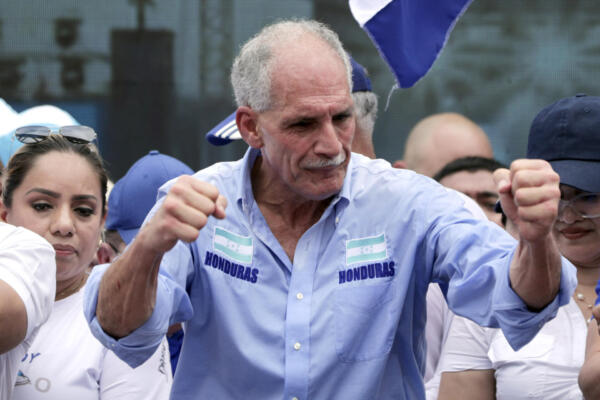 Fotografía de archivo del 27 de julio de 2025 del candidato a la Presidencia de Honduras por el Partido Nacional, Nasry Asfura, reaccionando durante un evento en Tegucigalpa (Honduras).EFE/ Gustavo Amador