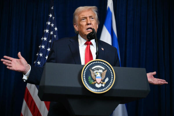 El presidente de Estados Unidos, Donald Trump, habla durante una conferencia de prensa conjunta con el primer ministro israelí, Benjamin Netanyahu (fuera de cuadro) en la residencia de Trump en Mar-a-Lago en Palm Beach, Florida, el 29 de diciembre de 2025. El presidente de Estados Unidos, Donald Trump, recibió al primer ministro israelí, Benjamin Netanyahu, en Florida el 29 de diciembre para mantener conversaciones cruciales sobre cómo avanzar a la siguiente etapa del frágil plan de tregua en Gaza.
