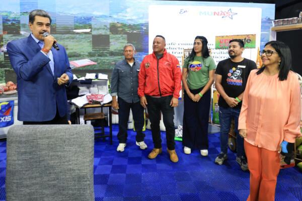 Fotografía provista por el Palacio de Miraflores del presidente de Venezuela, Nicolás Maduro (i), hablando este lunes, durante una feria con productores en Caracas (Venezuela). EFE/ Palacio de Miraflores