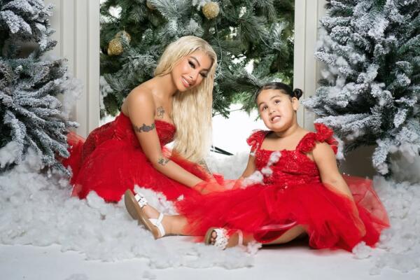 La artista urbana Yailin La Más Viral enterneció a sus seguidores tras publicar una imagen junto a su hija.
