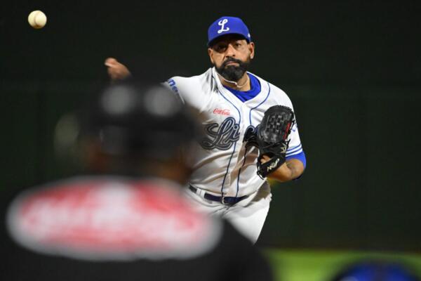 El Licey aseguró el partido en la segunda entrada aprovechando la mala defensa contraria y el descontrol de sus serpentineros.