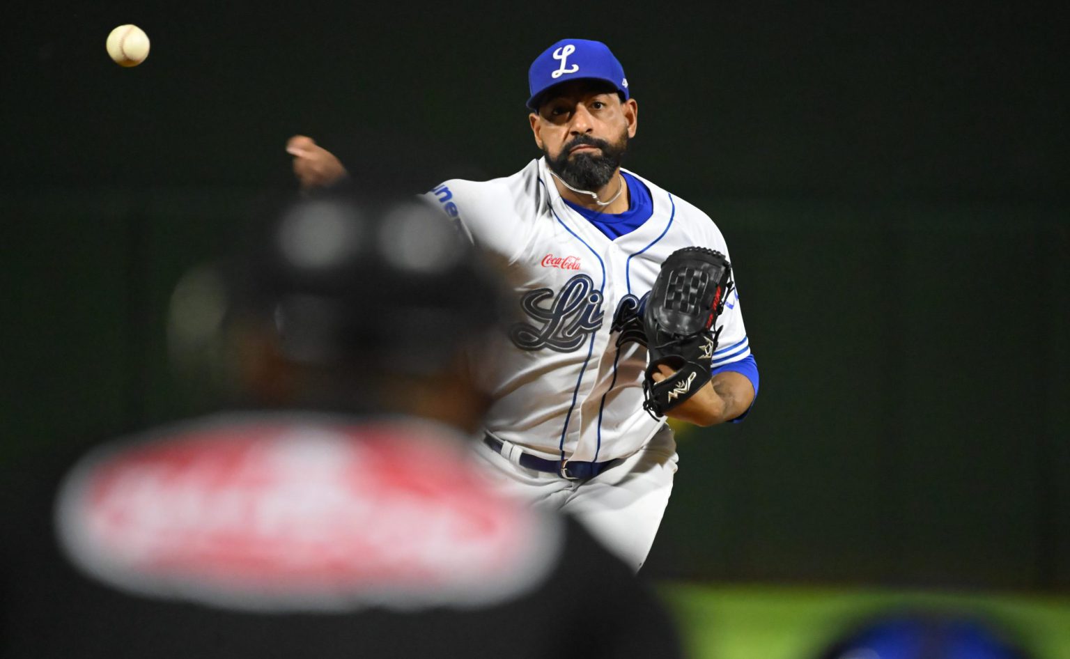 El Licey aseguró el partido en la segunda entrada aprovechando la mala defensa contraria y el descontrol de sus serpentineros.