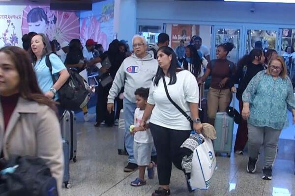 Desde besos hasta pasos de baile improvisados, los viajeros celebraron su llegada a suelo dominicano.