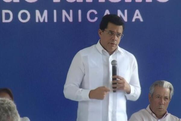 El ministro de Turismo, David Collado, junto a autoridades locales, durante la inauguración del nuevo estacionamiento vehicular para visitantes del distrito municipal de Bayahibe.
