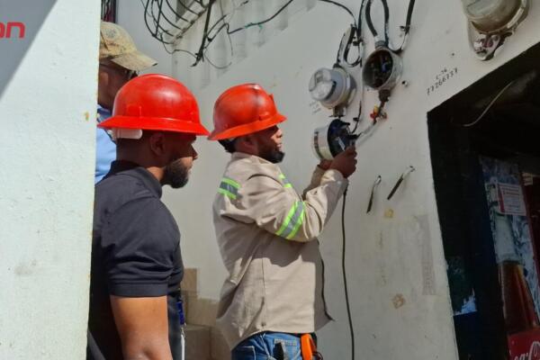 Fiscales y técnicos de la PGASE y Edenorte realizan inspecciones y levantamiento de pruebas durante el operativo antifraude en Santiago.