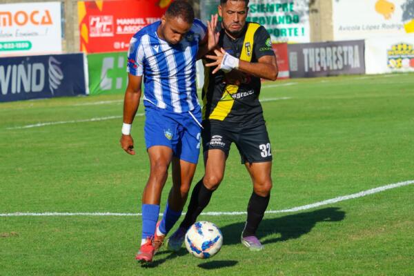 En el segundo tiempo los visitantes fueron muy superiores. Fruto de los constantes ataques se pusieron en ventaja con un verdadero golazo del joven Emmanuel Cuello al setenta y seis. 