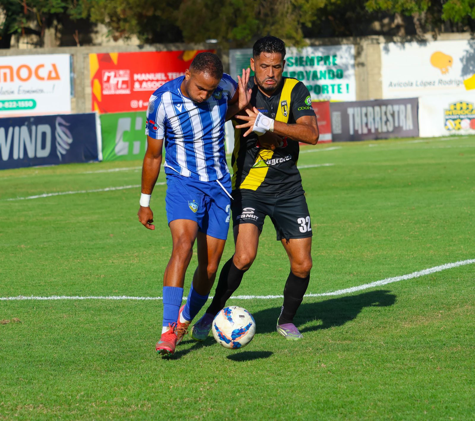En el segundo tiempo los visitantes fueron muy superiores. Fruto de los constantes ataques se pusieron en ventaja con un verdadero golazo del joven Emmanuel Cuello al setenta y seis.