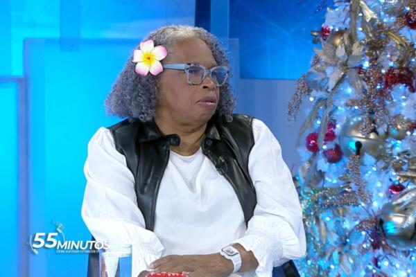 Marta Candela compartiendo su testimonio y misión de llevar el evangelio con alegría a través de la música en su entrevista en 55 Minutos con Julissa Céspedes.
