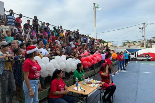 Regidora Yuderka Castellanos realiza actividad de integración familiar en Santiago