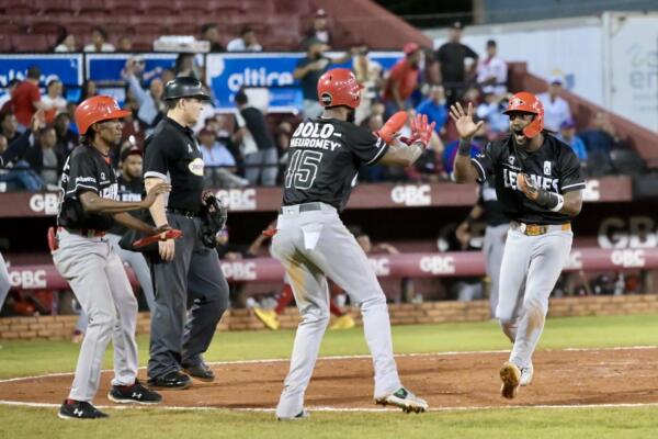 Leones y Gigantes volverán a enfrentarse este martes, pero en el estadio Quisqueya Juan Marichal a las 7:15 de la noche.


