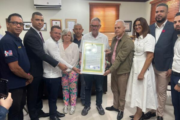 Autoridades municipales de Jarabacoa junto al alcalde de Fort Myers, Kevin B. Anderson, durante el acto en el que fue reconocido como Visitante Distinguido y se anunció la proclamación del “Día para Jarabacoa” en Estados Unidos.