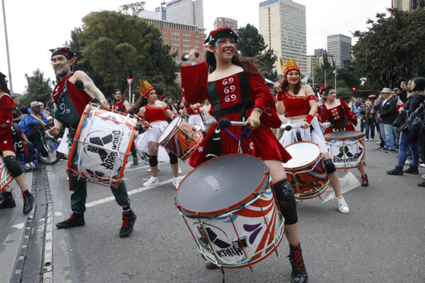 Integrantes de una comparsa participan en un desfile navideño durante la conmemoración del dogma de la Inmaculada Concepción del Virgen María conocido en Colombia como 'El Día de Velitas' este 7 de diciembre de 2025, en Bogotá (Colombia). EFE/ Mauricio Dueñas Castañeda