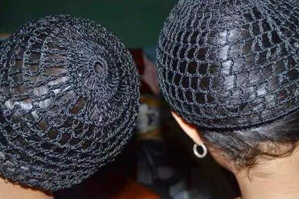 El tubi es una técnica heredada de generación en generación que ayuda a mantener el cabello lacio, brillante y protegido de la humedad, el calor y la contaminación.