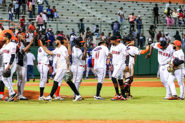 Los Toros del Este celebra su victoria frente a los Tigres del LIcey, este domingo, en la Pelota Invernal