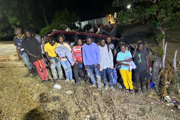 Ejército intercepta miniván con 21 haitianos indocumentados Guayubín