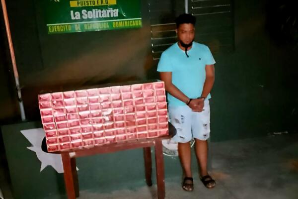 Ejército ocupa 30,000 cigarrillos y detiene a un hombre durante operativo en Montecristi