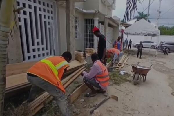 El alcalde Fidel de los Santos encabezó el acto de inicio, donde llegó acompañado de equipos de construcción, obreros y materiales.