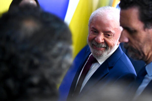 El presidente de Brasil, Luiz Inácio Lula da Silva, habla durante una rueda de prensa este jueves, en el Palacio del Planalto en Brasilia (Brasil). EFE/ Andre Borges