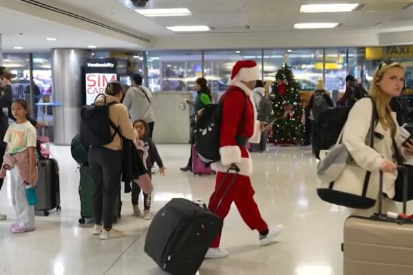 En aeropuertos como el de Newark, Nueva Jersey, el flujo constante de pasajeros refleja esta tendencia. 