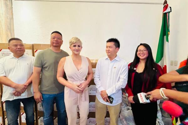 Representantes de la Cámara General de Comercio de Fujian comparten con adultos mayores durante la jornada de solidaridad realizada en la Fundación Manos Arrugadas.