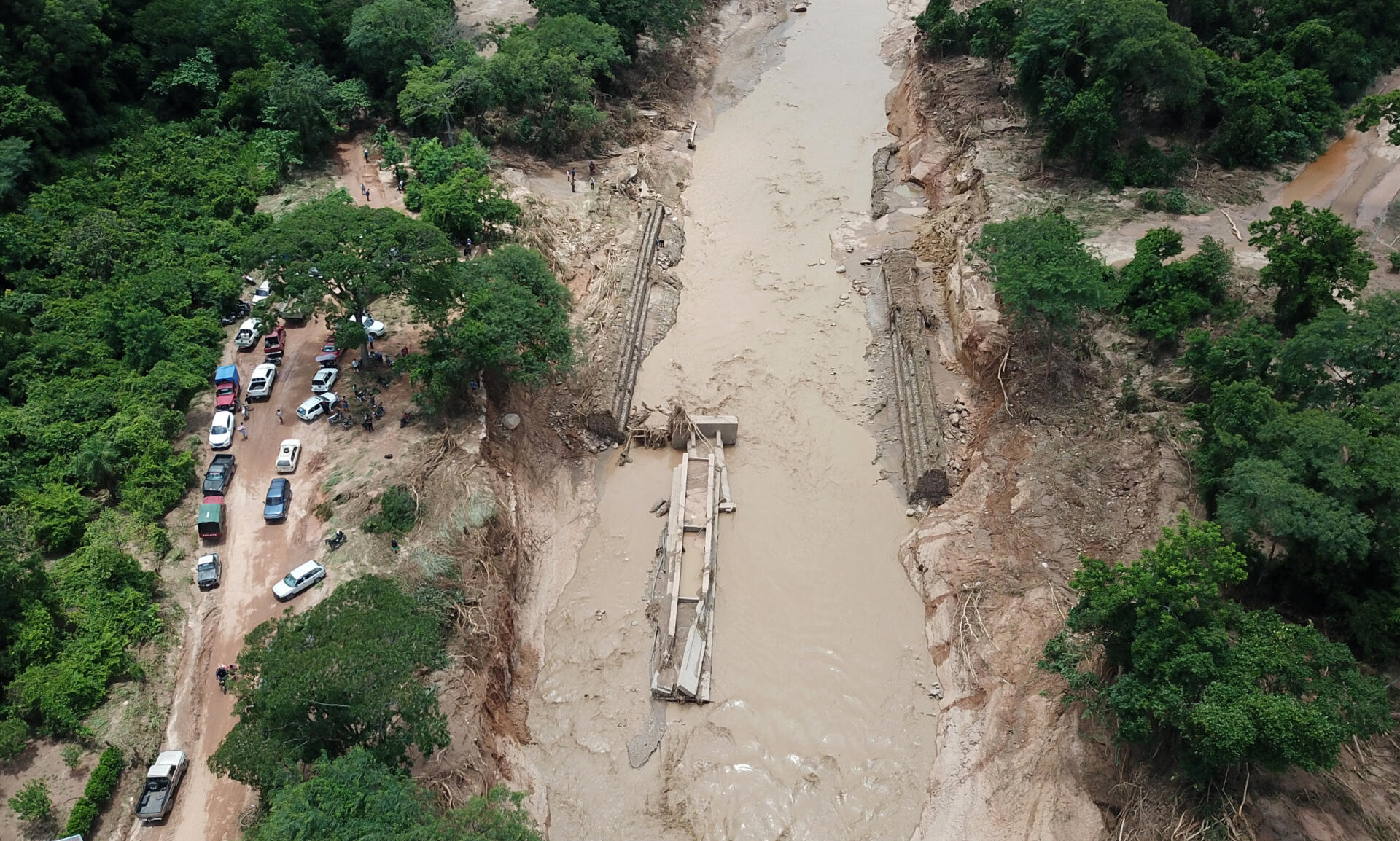 Al menos 20 muertos y decenas de desaparecidos por desborde de río en Bolivia
