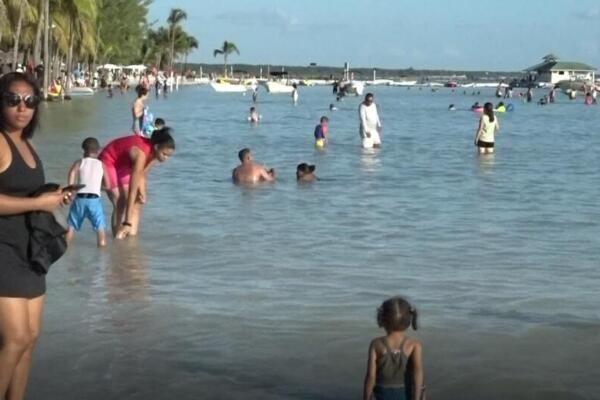 Decenas de personas visitan la playa de Boca Chica este 25 de diciembre