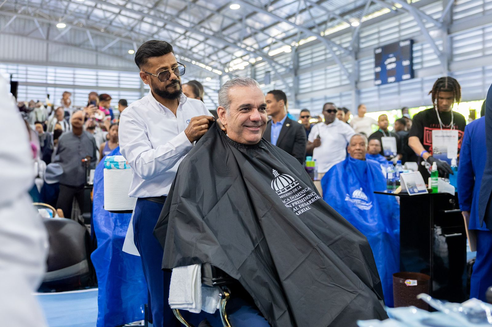 El presidente Luis Abinader encabezó este martes un encuentro nacional con 1,000 peluqueros y barberos de todo el país.