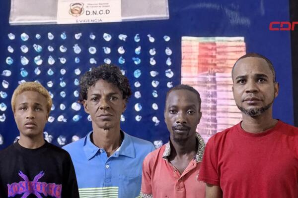 Hombres apresados por agentes de la DNCD en Villa Altagracia. 