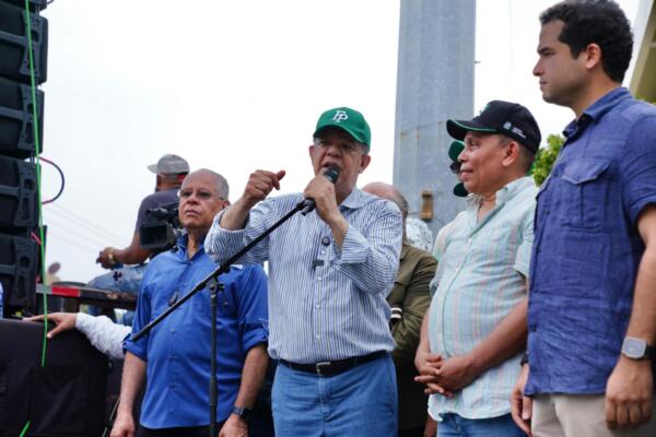 Leonel Fernández califica marcha como un “plebiscito anticipado” y advierte al PRM que “recojan sus maletas