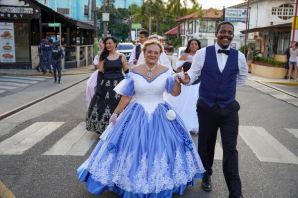El evento comenzó con un desfile por toda la emblemática calle Pedro Clisante, donde los participantes, vestidos con trajes de la época.