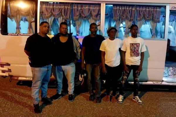 Durante la inspección, las autoridades confirmaron que en el vehículo viajaban tres ciudadanos haitianos.