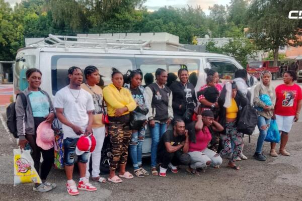 Detienen hombre transportando 15 haitianos indocumentados en Azua