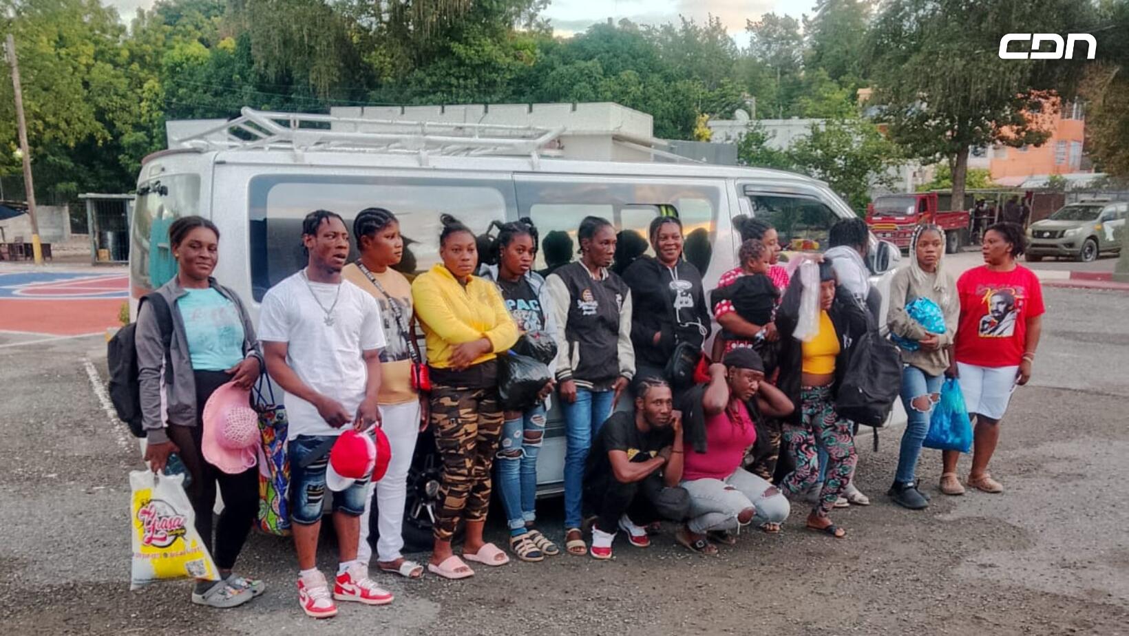 Detienen hombre transportando 15 haitianos indocumentados en Azua