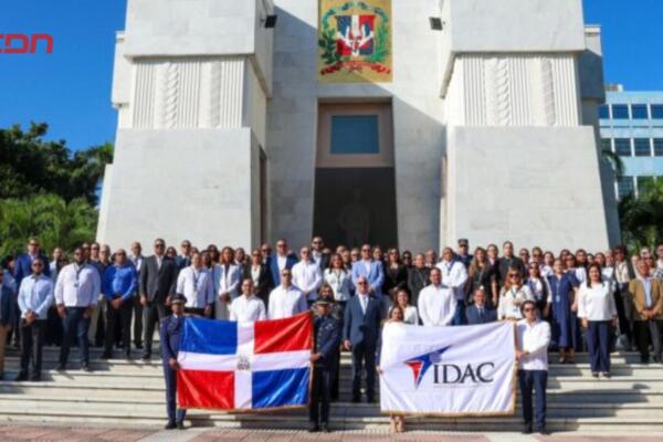Igor Rodríguez Durán encabeza la misa y ofrenda floral del IDAC en el Altar de la Patria, en el inicio de la Semana de la Aviación Civil.