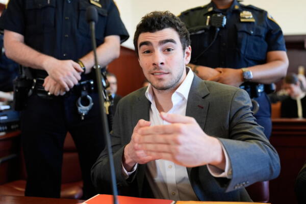 Luigi Mangione comparece durante una audiencia de supresión previa al juicio en el Tribunal Penal de Manhattan en Nueva York, Nueva York, EE. UU., el 16 de diciembre de 2025. EFE/EPA/Seth Wenig / POOL