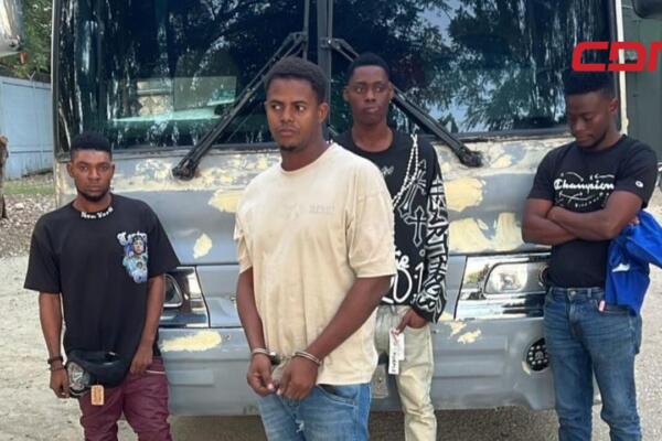 Conductor detenido con tres haitianos indocumentados en San Juan. Foto: CDN Digital