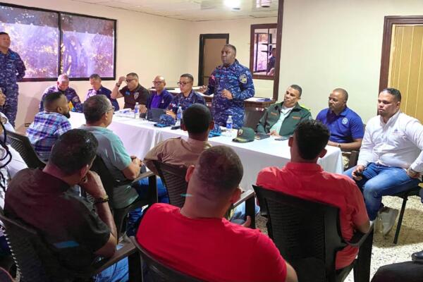 Policía Nacional, Medio Ambiente y COBA se reúnen con expendios de bebidas alcohólicas en San Juan