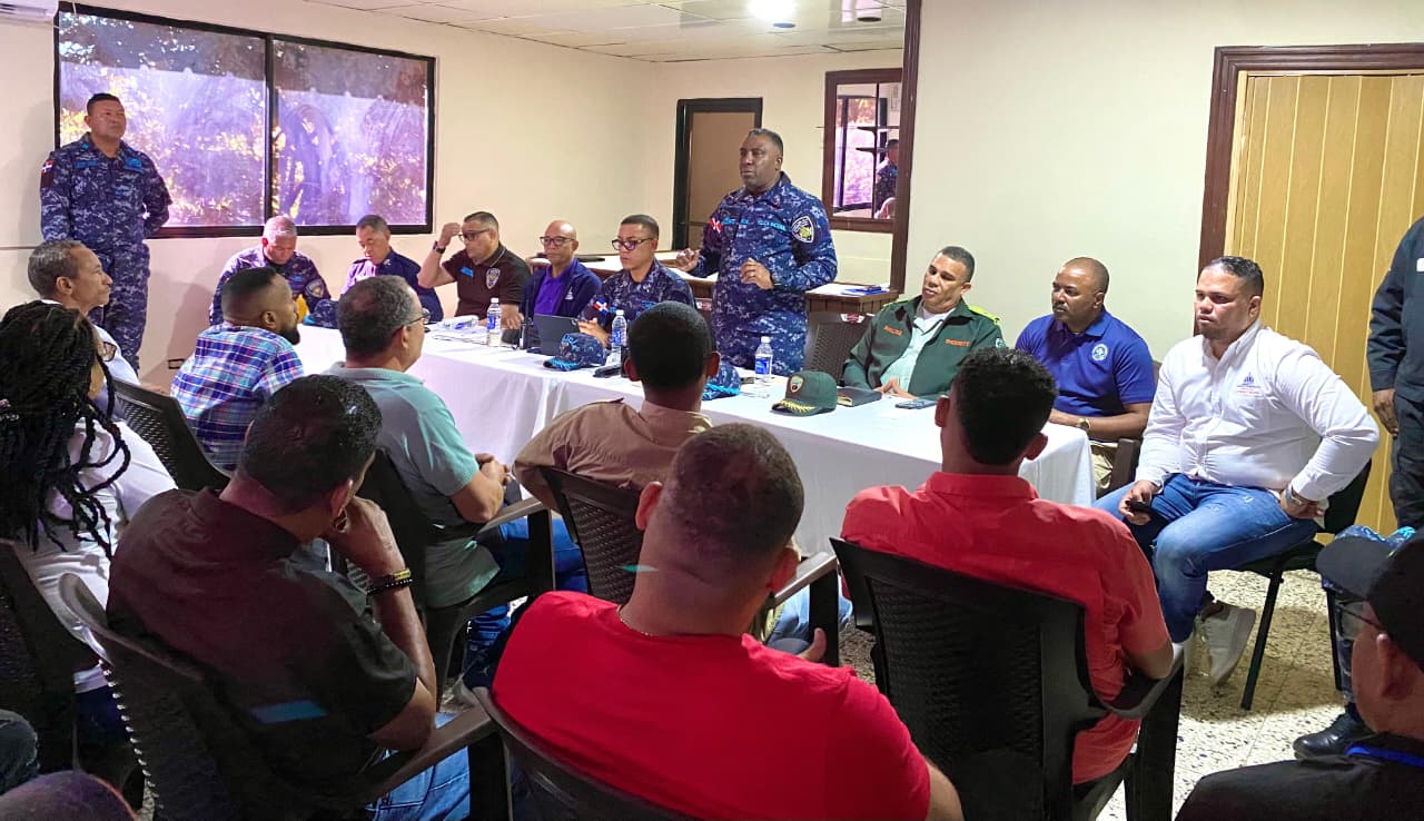 Policía Nacional, Medio Ambiente y COBA se reúnen con expendios de bebidas alcohólicas en San Juan