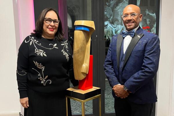 La muestra estará disponible durante las próximas semanas, consolidando a Juan Trinidad como uno de los escultores dominicanos con mayor proyección internacional.
