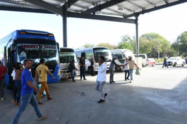 Este viernes ha aumentado ligeramente el flujo de autobuses en la parada del kilómetro 9 de la autopista Duarte hacia el norte del país. / foto: fuente externa