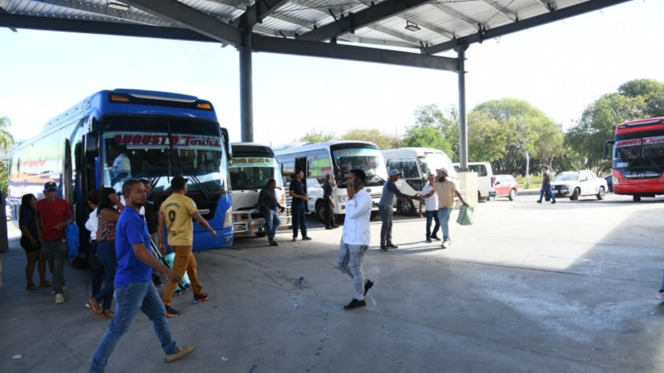 Este viernes ha aumentado ligeramente el flujo de autobuses en la parada del kilómetro 9 de la autopista Duarte hacia el norte del país.