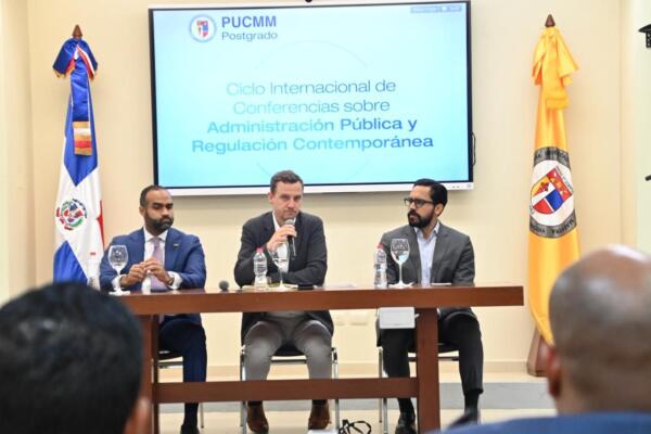 El encuentro centró el debate en la necesidad de fortalecer la democracia mediante instituciones políticas más sólidas.