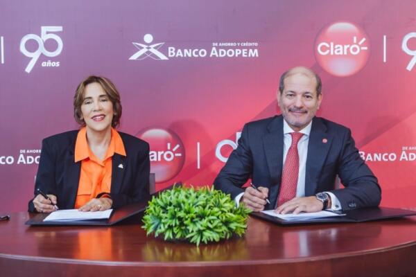 Ejecutivos de Claro Dominicana y Banco Adopem durante la firma del acuerdo en apoyo a las mujeres emprendedoras del proyecto CED.