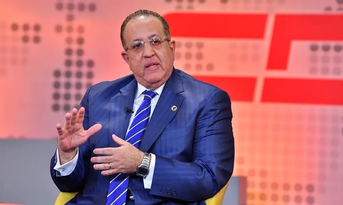 Magín Díaz durante entrevista en elCaribe y CDN sobre estabilidad fiscal de RD