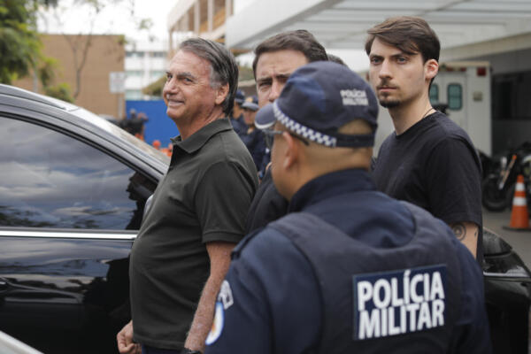 El exmandatario, de 70 años, salió por primera vez el miércoles de la prisión, donde se encuentra desde finales de noviem.bre para operarse una hernia inguinal