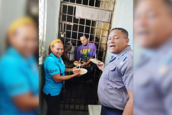 Cruz Guzmán Peralta, en una de sus labores humanitarias, llevando alimento a los privados de libertad. 