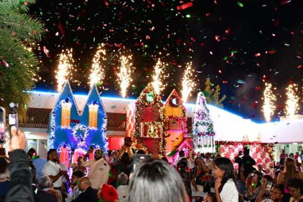 La decoración basada en casas antiguas, llena de luces con un estilo barroco, estuvo a cargo del diseñador Miguel Paulino.