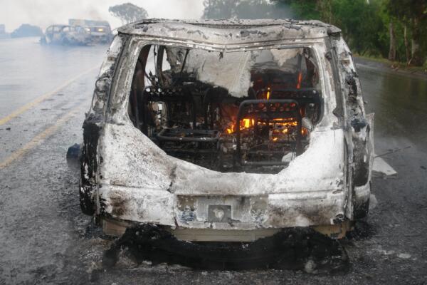 Imagen de archivo de un auto incendiado en el estado de Michoacán. EFE/STR