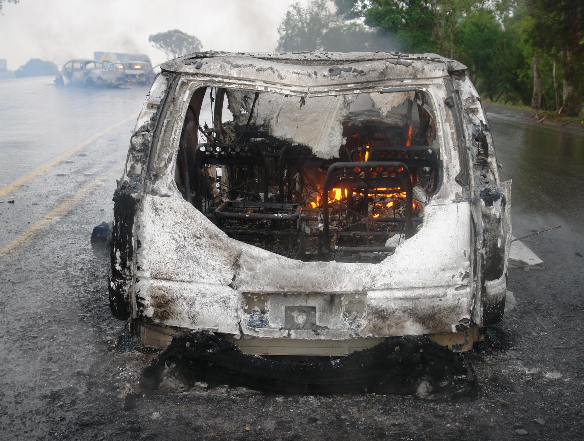 Explosión de coche bomba en Coahuayana deja dos muertos y varios heridos.